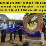 Insektenhotel des Imker Rochus Kiefel eingeweiht. Ohne Bienen geht es der Menschheit an den Kragen. Und doch lässt RLP Naturzerstörung zu.